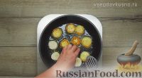 Фото приготовления рецепта: Нежные сырники с клубничным соусом - шаг №7