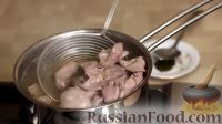Фото приготовления рецепта: Салат "Довольный муж" (с печенью, грибами и сыром) - шаг №4