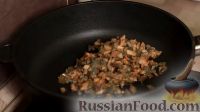 Фото приготовления рецепта: Салат "Довольный муж" (с печенью, грибами и сыром) - шаг №12