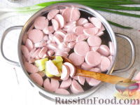 Фото приготовления рецепта: Суп с сосисками, вермишелью и плавленым сыром - шаг №4