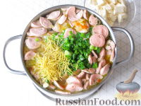 Фото приготовления рецепта: Суп с сосисками, вермишелью и плавленым сыром - шаг №9