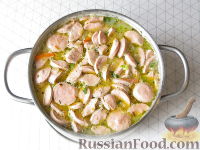 Фото приготовления рецепта: Суп с сосисками, вермишелью и плавленым сыром - шаг №10