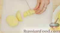Фото приготовления рецепта: Картошка с грибами и куриными сердечками (в горшочке) - шаг №4