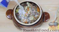 Фото приготовления рецепта: Картошка с грибами и куриными сердечками (в горшочке) - шаг №6