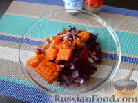 Фото приготовления рецепта: Салат "Восьмёрка" из сельди и овощей - шаг №5