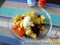 Фото приготовления рецепта: Салат "Восьмёрка" из сельди и овощей - шаг №7
