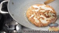 Фото приготовления рецепта: Сырные лепешки с колбасой - шаг №8