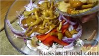 Фото приготовления рецепта: Салат по-деревенски, с мясом и грибами - шаг №7