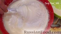 Фото приготовления рецепта: Бисквитные пирожные с масляным кремом - шаг №4