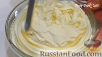 Фото приготовления рецепта: Бисквитные пирожные с масляным кремом - шаг №12