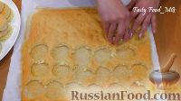 Фото приготовления рецепта: Бисквитные пирожные с масляным кремом - шаг №13