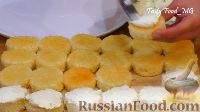 Фото приготовления рецепта: Бисквитные пирожные с масляным кремом - шаг №16