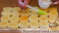 Фото приготовления рецепта: Бисквитные пирожные с масляным кремом - шаг №15