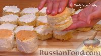 Фото приготовления рецепта: Бисквитные пирожные с масляным кремом - шаг №17