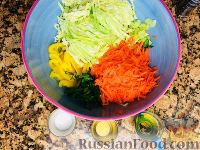 Фото приготовления рецепта: Салат "Будь в форме" с капустой, болгарским перцем, морковью и сельдереем - шаг №1