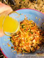 Фото приготовления рецепта: Салат "Будь в форме" с капустой, болгарским перцем, морковью и сельдереем - шаг №4