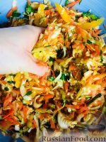 Фото приготовления рецепта: Салат "Будь в форме" с капустой, болгарским перцем, морковью и сельдереем - шаг №5