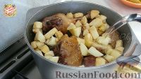 Фото приготовления рецепта: Гусь с яблоками (без духовки) - шаг №8