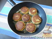Фото приготовления рецепта: Картофельно-печеночные биточки - шаг №13