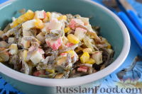 Фото приготовления рецепта: Крабовый салат с морской капустой - шаг №7