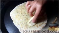 Фото приготовления рецепта: Лепешки на кефире, с картошкой и брынзой - шаг №10