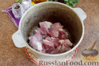 Фото приготовления рецепта: Свинина с куриной печенью в красном вине - шаг №2