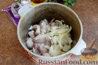 Фото приготовления рецепта: Свинина с куриной печенью в красном вине - шаг №3