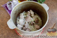 Фото приготовления рецепта: Свинина с куриной печенью в красном вине - шаг №4