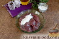 Фото приготовления рецепта: Свинина с куриной печенью в красном вине - шаг №5