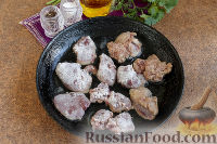 Фото приготовления рецепта: Свинина с куриной печенью в красном вине - шаг №6