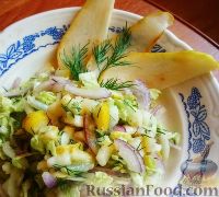 Фото к рецепту: Салат из пекинской капусты с грушей