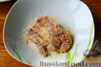 Фото приготовления рецепта: Свиные стейки в горчичной панировке - шаг №5
