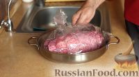 Фото приготовления рецепта: Запечённый рулет из свинины с брусникой - шаг №8