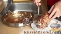 Фото приготовления рецепта: Запечённый рулет из свинины с брусникой - шаг №9
