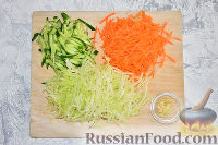 Фото приготовления рецепта: Салат из редьки, с морковью и огурцом - шаг №3
