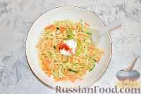 Фото приготовления рецепта: Салат из редьки, с морковью и огурцом - шаг №5