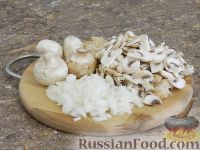 Фото приготовления рецепта: Мясной рулет с омлетом и грибами - шаг №2