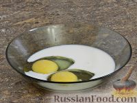 Фото приготовления рецепта: Мясной рулет с омлетом и грибами - шаг №9