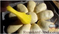 Фото приготовления рецепта: Отрывной сырный пирог "Ромашка" - шаг №14