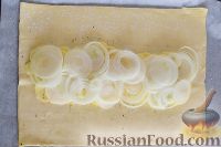 Фото приготовления рецепта: Слоеный пирог с рыбой и картофелем - шаг №5