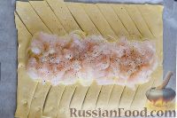 Фото приготовления рецепта: Слоеный пирог с рыбой и картофелем - шаг №8