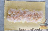 Фото приготовления рецепта: Слоеный пирог с рыбой и картофелем - шаг №7