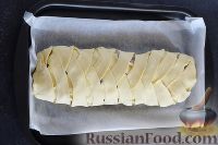 Фото приготовления рецепта: Слоеный пирог с рыбой и картофелем - шаг №10