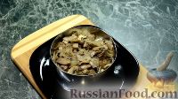 Фото приготовления рецепта: Салат с пекинской капустой и жареными грибами - шаг №12