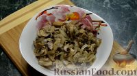 Фото приготовления рецепта: Салат с пекинской капустой и жареными грибами - шаг №8