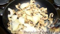 Фото приготовления рецепта: Салат с пекинской капустой и жареными грибами - шаг №7
