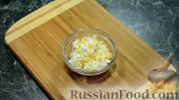 Фото приготовления рецепта: Салат с пекинской капустой и жареными грибами - шаг №5