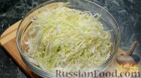 Фото приготовления рецепта: Салат с пекинской капустой и жареными грибами - шаг №4