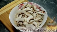 Фото приготовления рецепта: Салат с пекинской капустой и жареными грибами - шаг №2