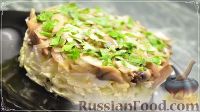 Фото приготовления рецепта: Салат с пекинской капустой и жареными грибами - шаг №13